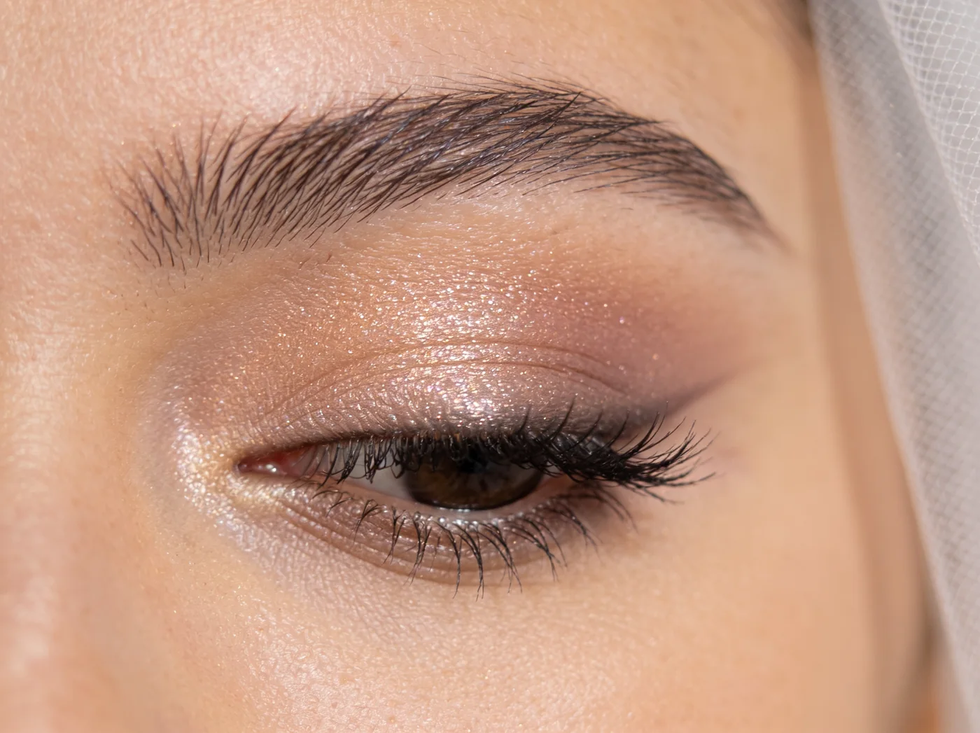 Maquillage du regard de la mariée, yeux intensifiés, institut à Poussan